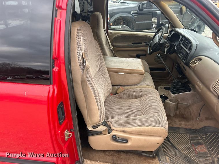 image for item ET6850 2000 Dodge Ram 3500 Ext. Cab flatbed pickup truck