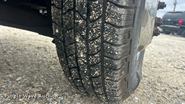 image for item ET6850 2000 Dodge Ram 3500 Ext. Cab flatbed pickup truck