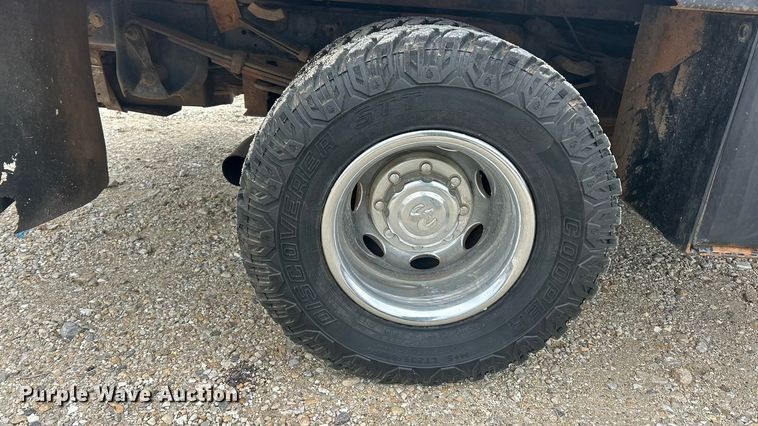 image for item ET6850 2000 Dodge Ram 3500 Ext. Cab flatbed pickup truck