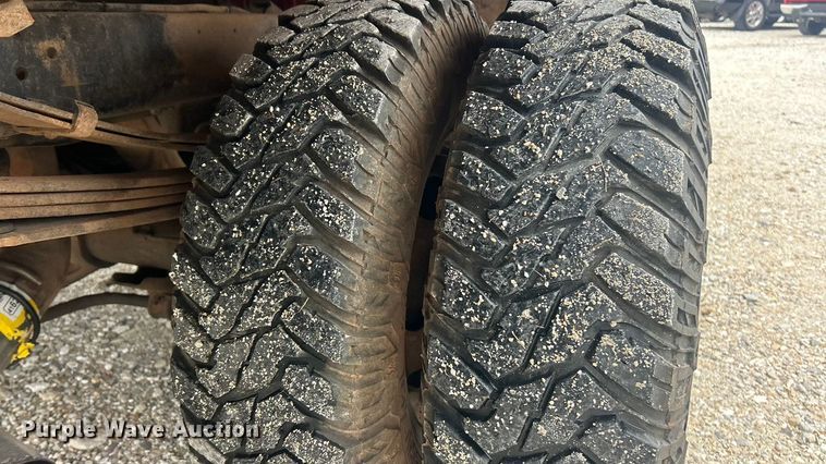 image for item ET6850 2000 Dodge Ram 3500 Ext. Cab flatbed pickup truck