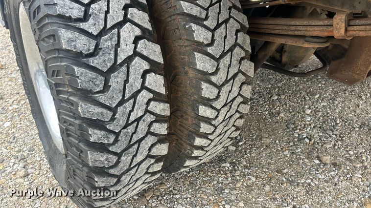 image for item ET6850 2000 Dodge Ram 3500 Ext. Cab flatbed pickup truck