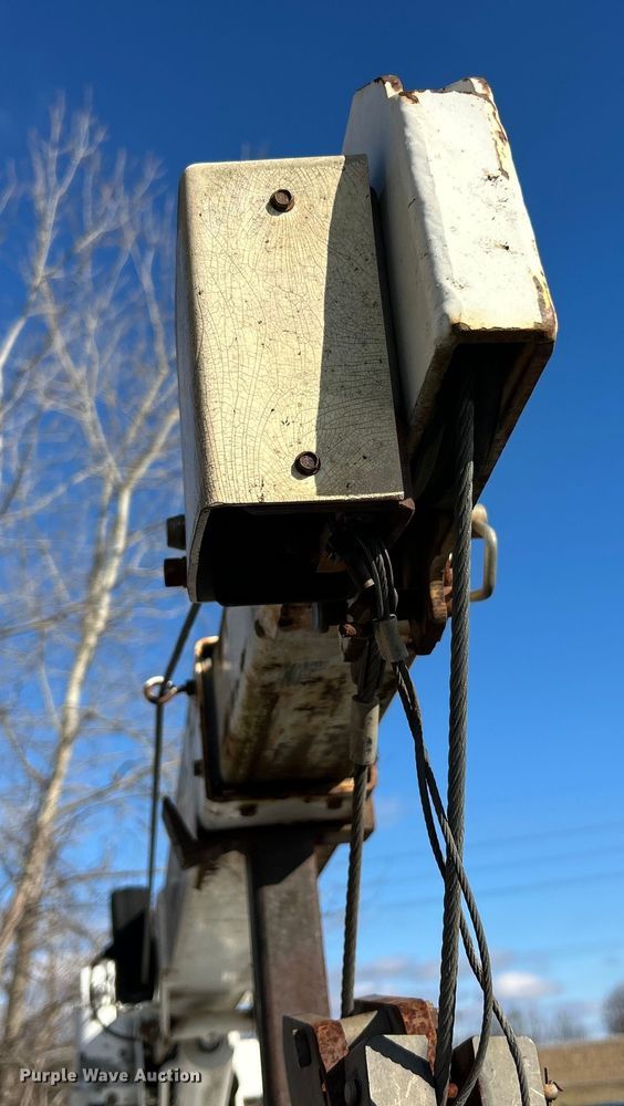 image for item ET6851 2009 Ford  F350 Super Duty  Ext. Cab utility bed pickup truck