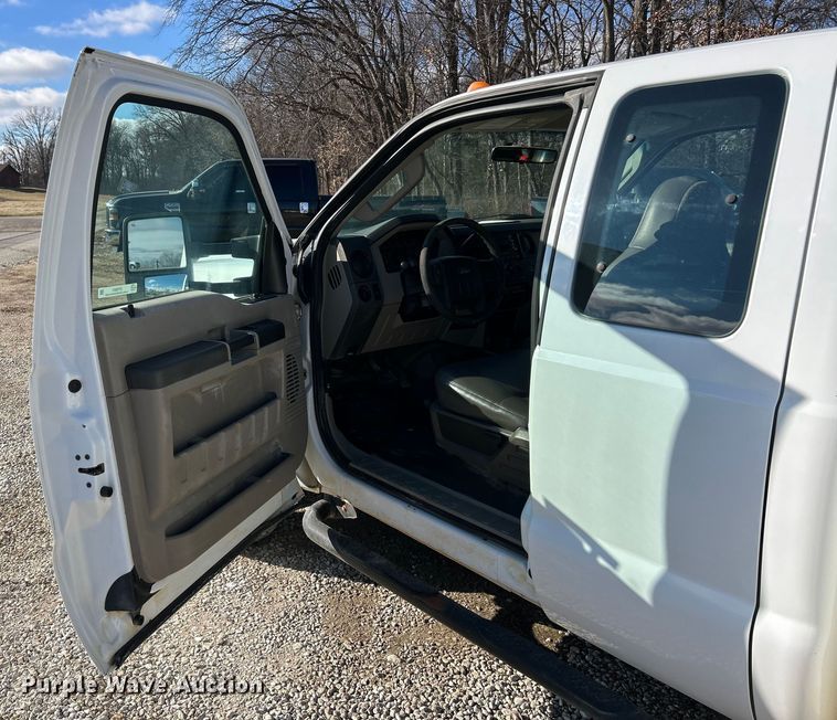 image for item ET6851 2009 Ford  F350 Super Duty  Ext. Cab utility bed pickup truck