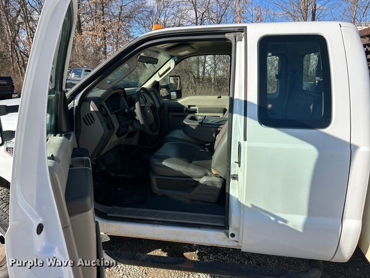 image for item ET6851 2009 Ford  F350 Super Duty  Ext. Cab utility bed pickup truck