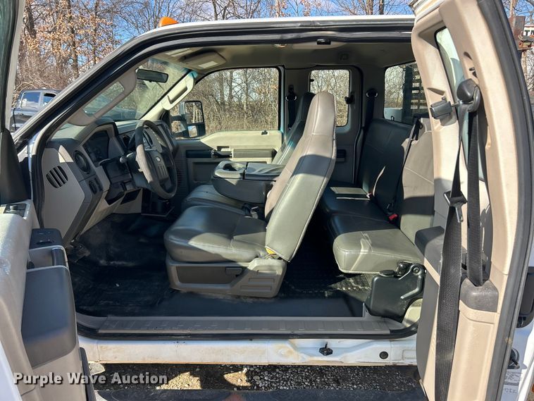 image for item ET6851 2009 Ford  F350 Super Duty  Ext. Cab utility bed pickup truck