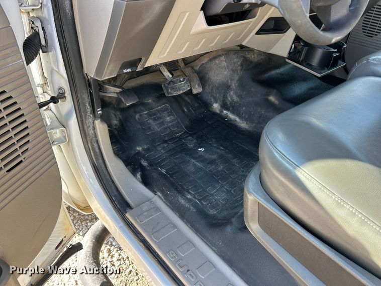 image for item ET6851 2009 Ford  F350 Super Duty  Ext. Cab utility bed pickup truck