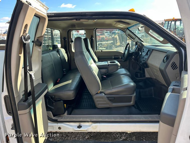 image for item ET6851 2009 Ford  F350 Super Duty  Ext. Cab utility bed pickup truck