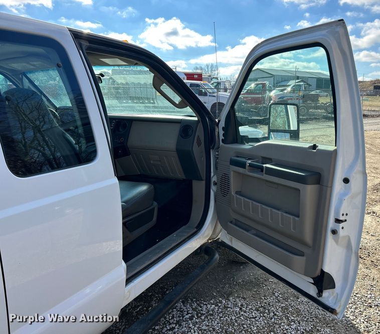 image for item ET6851 2009 Ford  F350 Super Duty  Ext. Cab utility bed pickup truck