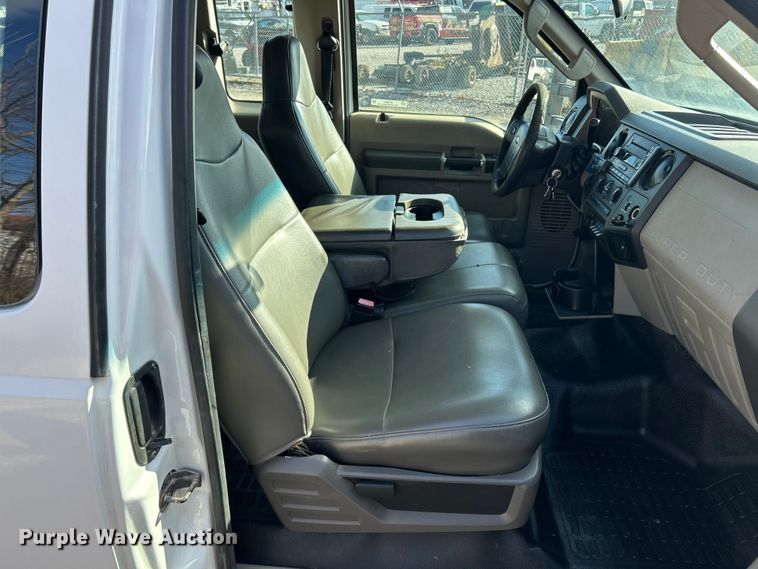 image for item ET6851 2009 Ford  F350 Super Duty  Ext. Cab utility bed pickup truck