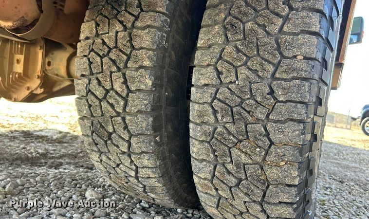 image for item ET6851 2009 Ford  F350 Super Duty  Ext. Cab utility bed pickup truck