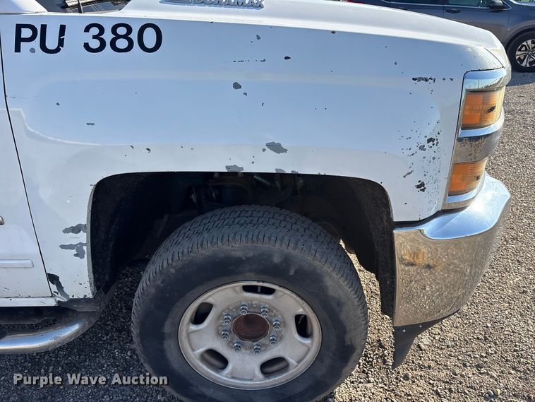 image for item ET7255 2015 Chevrolet Silverado 2500HD Crew Cab pickup truck