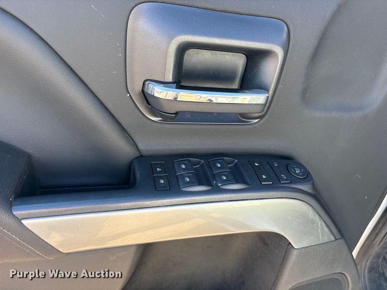 image for item ET7255 2015 Chevrolet Silverado 2500HD Crew Cab pickup truck