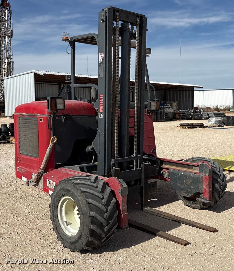 image for item EU4756 2015 Moffett M5501 forklift