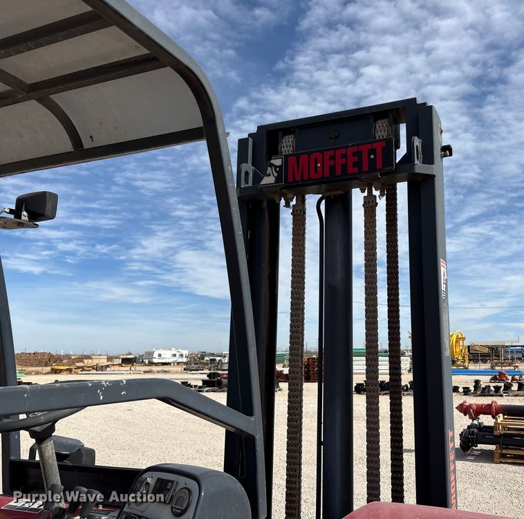 image for item EU4756 2015 Moffett M5501 forklift