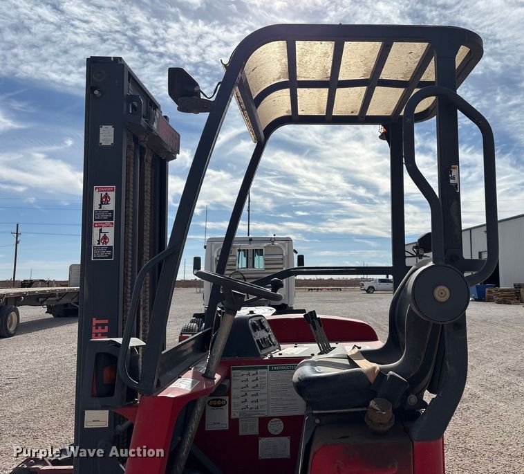 image for item EU4756 2015 Moffett M5501 forklift