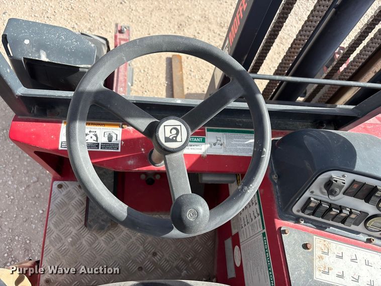 image for item EU4756 2015 Moffett M5501 forklift