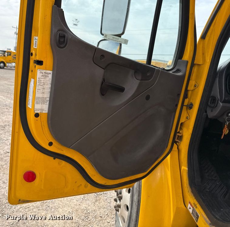 image for item EU5189 2017 Freightliner Business Class M2 box truck