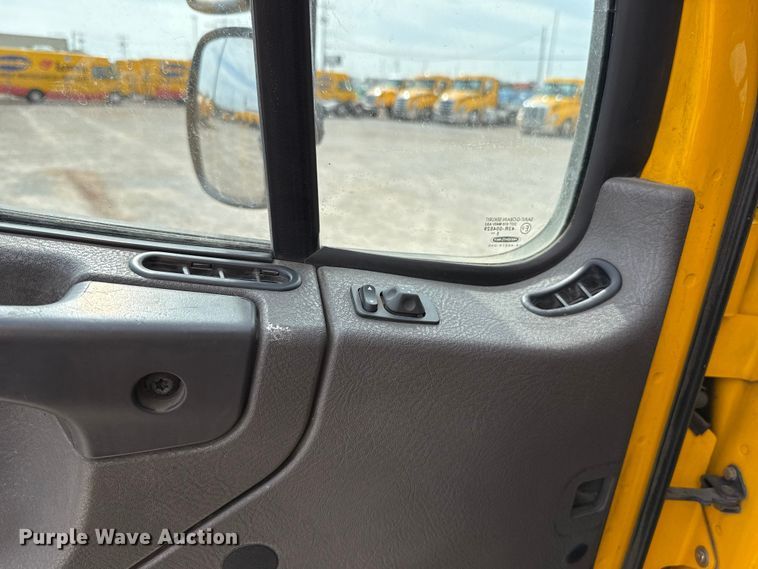 image for item EU5189 2017 Freightliner Business Class M2 box truck