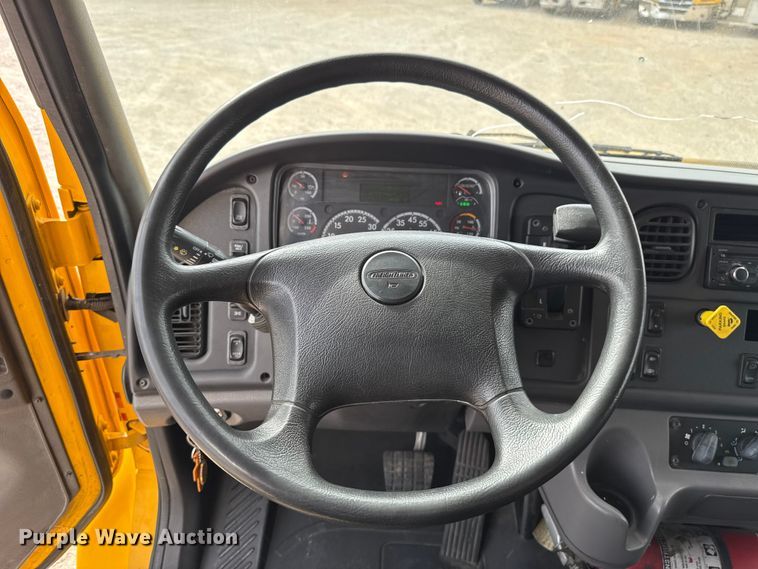 image for item EU5189 2017 Freightliner Business Class M2 box truck