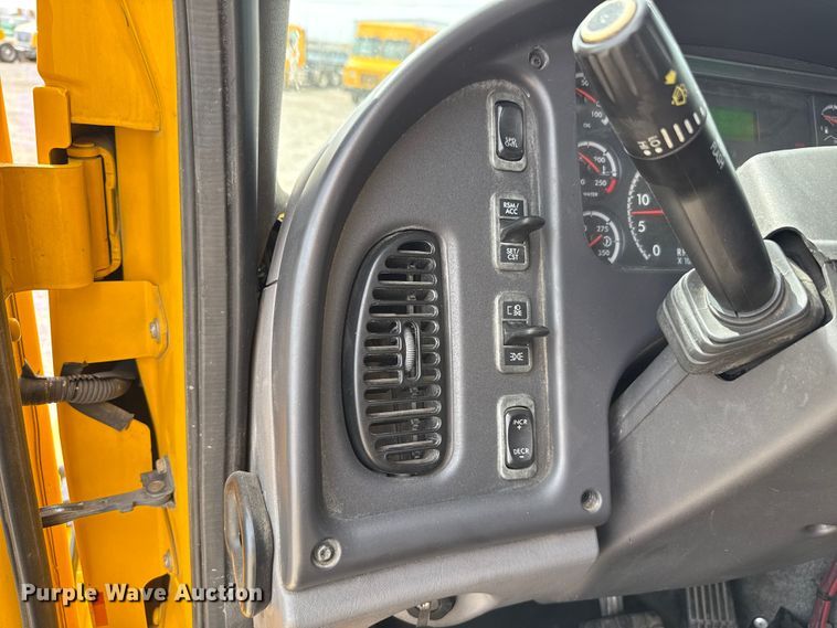 image for item EU5189 2017 Freightliner Business Class M2 box truck