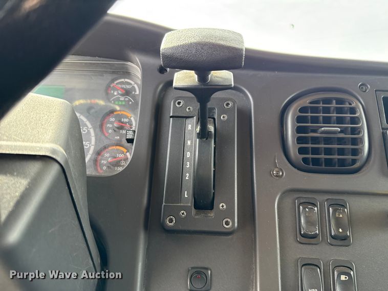 image for item EU5189 2017 Freightliner Business Class M2 box truck