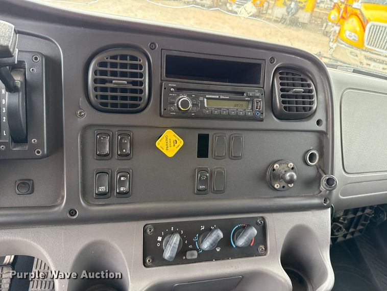 image for item EU5189 2017 Freightliner Business Class M2 box truck