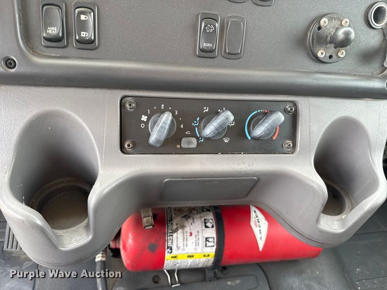 image for item EU5189 2017 Freightliner Business Class M2 box truck