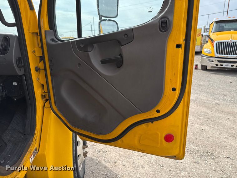 image for item EU5189 2017 Freightliner Business Class M2 box truck