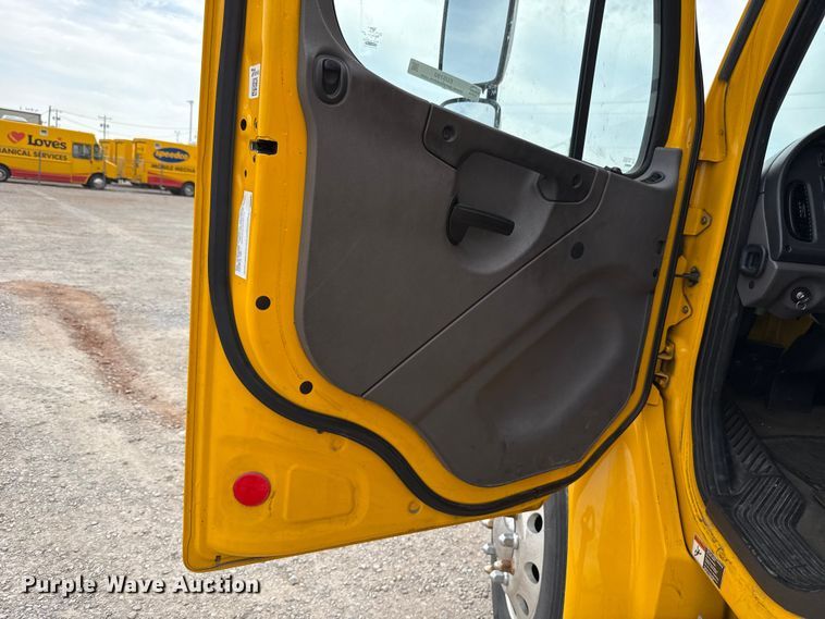 image for item EU5190 2017 Freightliner Business Class M2 box truck