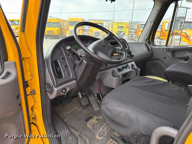 image for item EU5190 2017 Freightliner Business Class M2 box truck