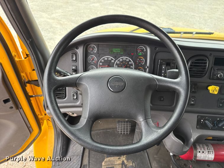 image for item EU5190 2017 Freightliner Business Class M2 box truck