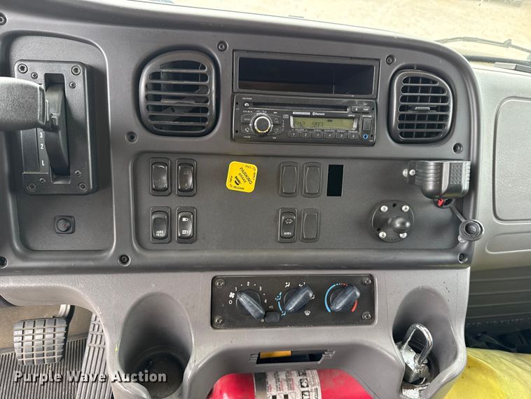 image for item EU5190 2017 Freightliner Business Class M2 box truck