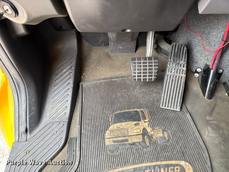 image for item EU5190 2017 Freightliner Business Class M2 box truck