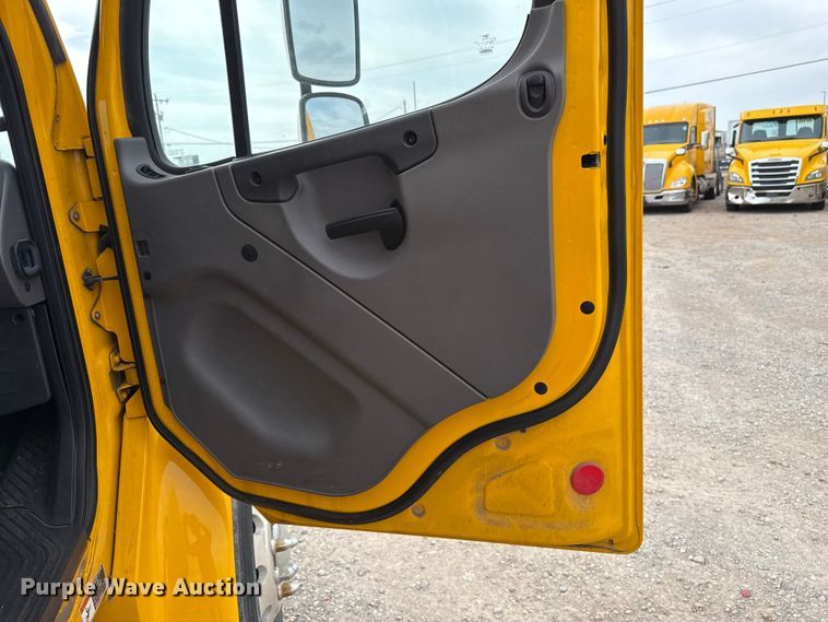 image for item EU5190 2017 Freightliner Business Class M2 box truck