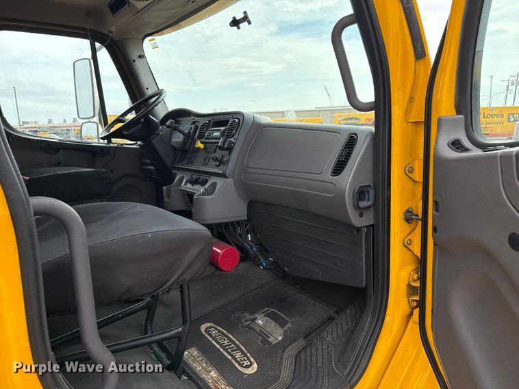 image for item EU5190 2017 Freightliner Business Class M2 box truck