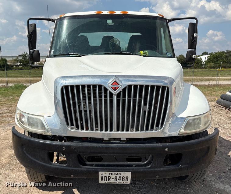 image for item EU7026 2002 International 4300 truck cab and chassis