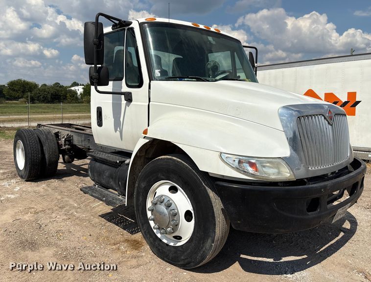 image for item EU7026 2002 International 4300 truck cab and chassis