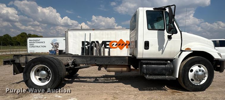 image for item EU7026 2002 International 4300 truck cab and chassis