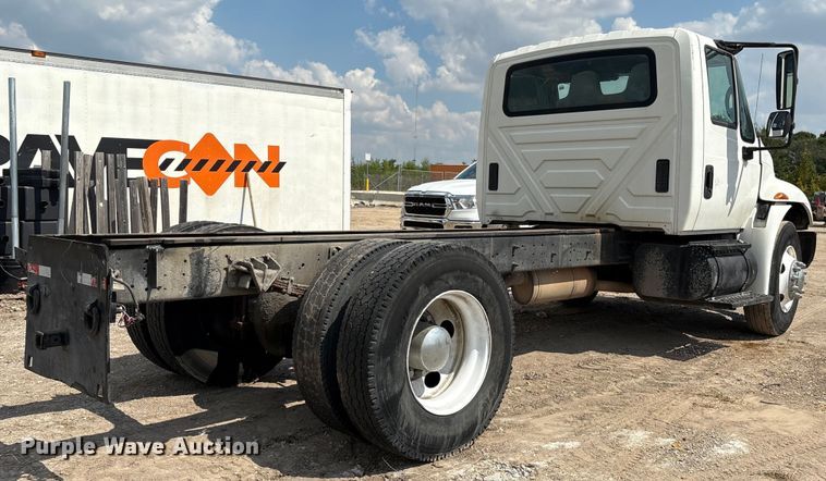 image for item EU7026 2002 International 4300 truck cab and chassis