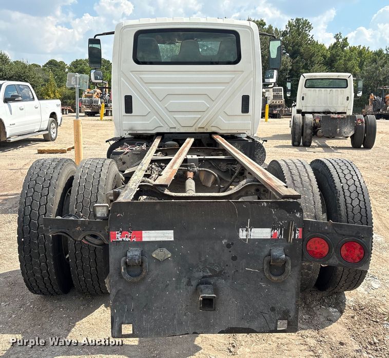 image for item EU7026 2002 International 4300 truck cab and chassis