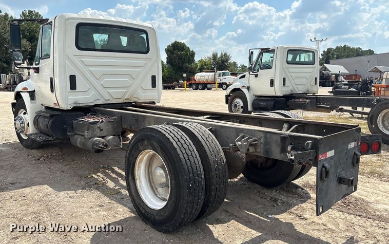 image for item EU7026 2002 International 4300 truck cab and chassis