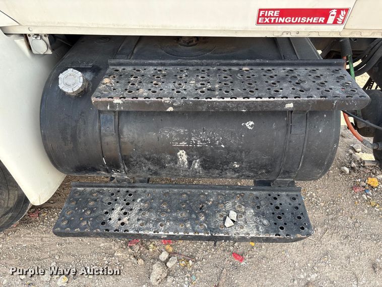 image for item EU7026 2002 International 4300 truck cab and chassis