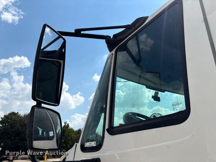 image for item EU7026 2002 International 4300 truck cab and chassis