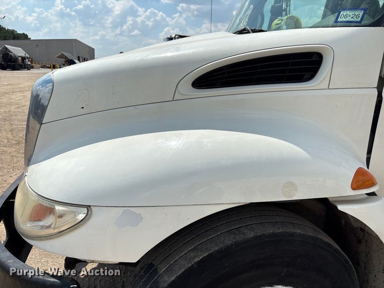 image for item EU7026 2002 International 4300 truck cab and chassis