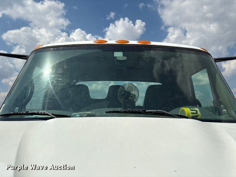 image for item EU7026 2002 International 4300 truck cab and chassis