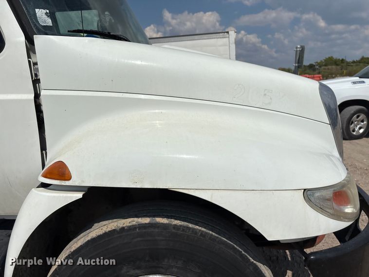 image for item EU7026 2002 International 4300 truck cab and chassis