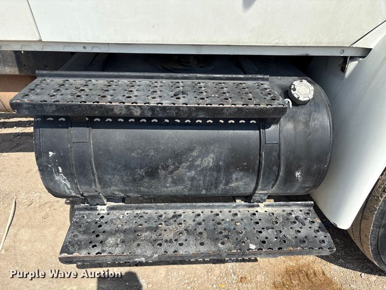 image for item EU7026 2002 International 4300 truck cab and chassis