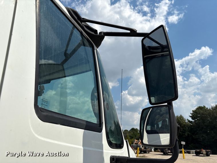 image for item EU7026 2002 International 4300 truck cab and chassis