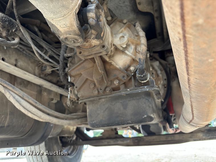 image for item EU7026 2002 International 4300 truck cab and chassis