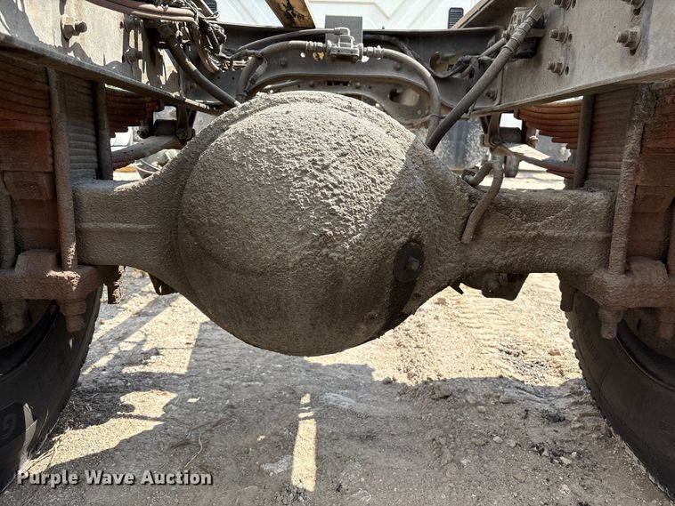 image for item EU7026 2002 International 4300 truck cab and chassis